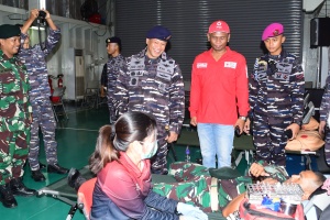 TNI AL Kerahkan KRI Soeharso Dalam Aksi Donor Darah di Merauke