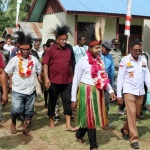 Sambangi Kampung Sanggase, Gubernur Apolo Menyerahkan Bantuan Bus Sekolah