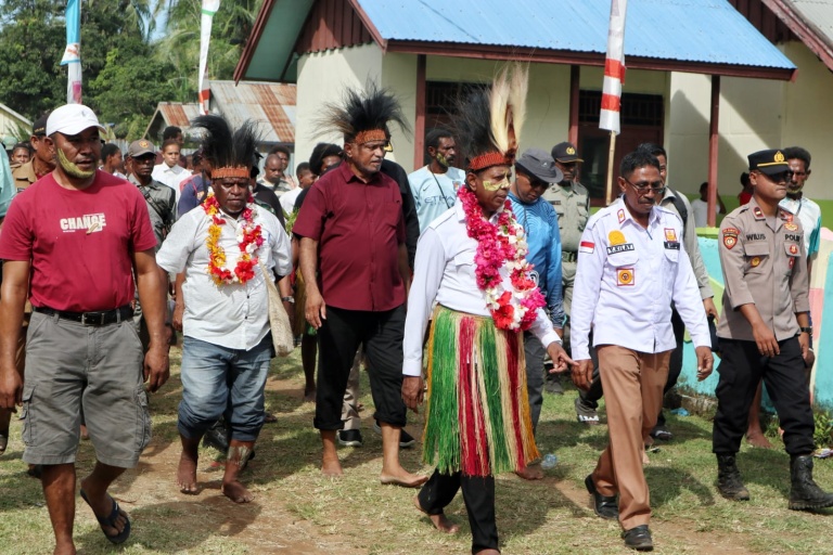 Sambangi Kampung Sanggase, Gubernur Apolo Menyerahkan Bantuan Bus Sekolah