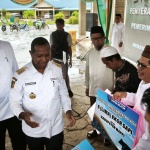 Gubernur Apolo Serahkan Bantuan Kurban Untuk 4 Kabupaten