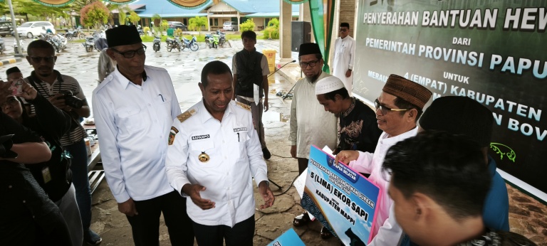Gubernur Apolo Serahkan Bantuan Kurban Untuk 4 Kabupaten